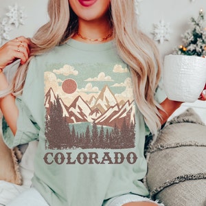 Colorado Shirt Comfort Colors® Shirt Colorado Gifts Vintage Mountain Shirt Retro Adventure Rocky Mountains Colorado Lover Shirt Travel Tee