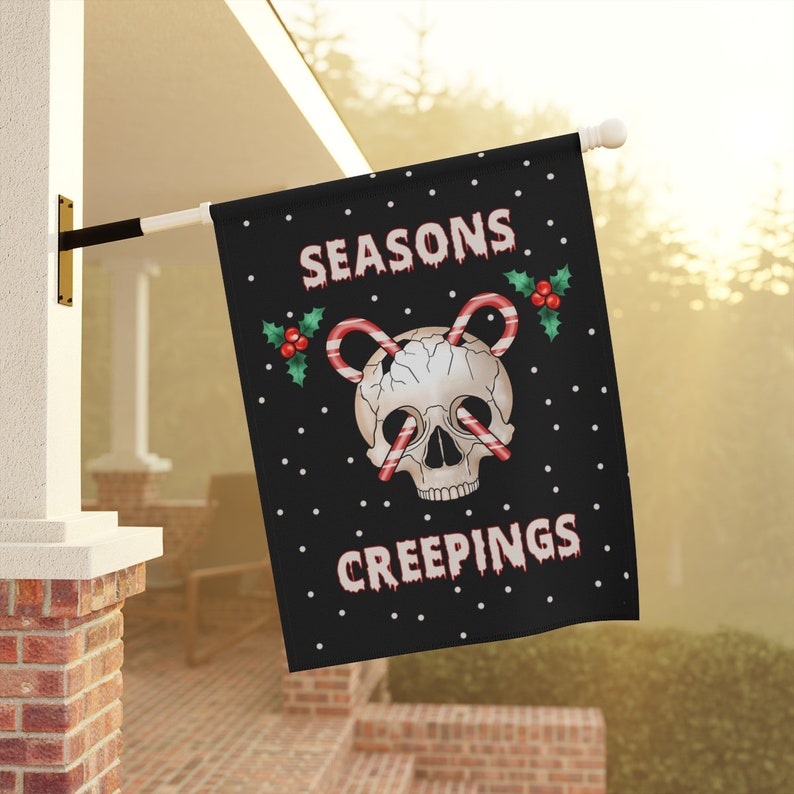 Decoración navideña gótica, bandera navideña gótica espeluznante para jardín, bandera navideña oscura y espeluznante, esqueleto de escalofríos para las estaciones, decoración navideña para el hogar 24.5'' × 32''