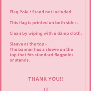 Puede incluir: Una pancarta rosa con borde rosa. El texto en la pancarta dice: "Flag Pole / Stand not included", "This flag is printed on both sides.", "Clean by wiping with a damp cloth.", y "THANK YOU!!"