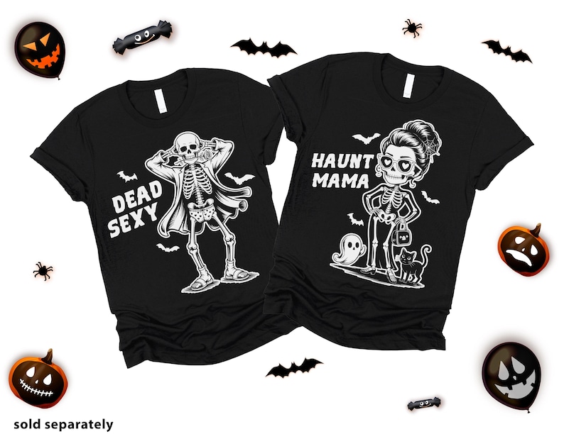 K&ouml;nnte beinhalten: Zwei schwarze T-Shirts mit Halloween-Motiven. Eines zeigt ein Skelett und den Text "Dead Sexy". Das andere sagt "Haunt Mama" mit einer Skelettfrau, einem Geist und einer Katze. Halloween-Dekorationen umgeben die Shirts.
