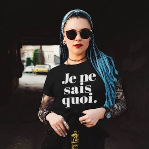 Je Ne Sais Quoi Graphic Shirt Paris France Ladies French Fashion Gift for Her Luxury Parisian Streetwear Womens Clothing French Sayings
