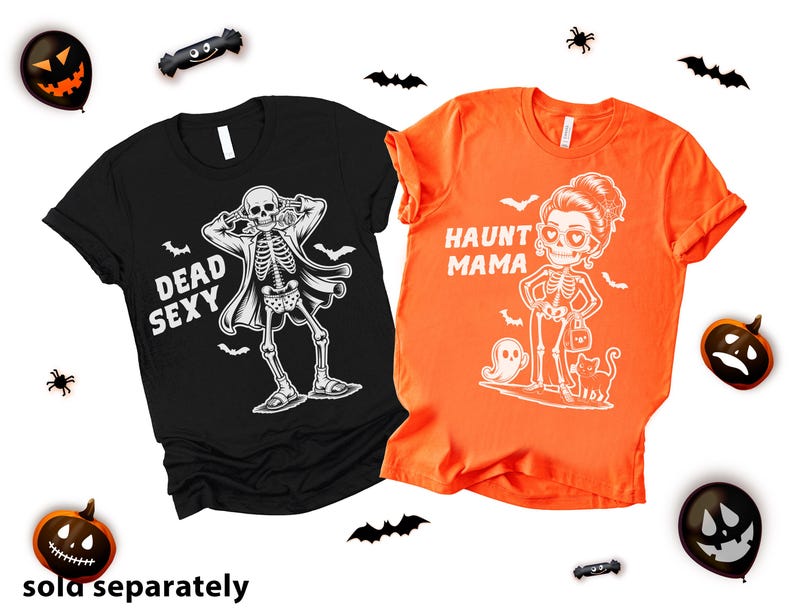 K&ouml;nnte beinhalten: Zwei Halloween-T-Shirts. Ein schwarzes Shirt mit einem Skelett-Motiv und den Worten "DEAD SEXY". Das andere ist orange mit einem Skelett-Frauen-Motiv und den Worten "HAUNT MAMA". Halloween-Dekorationen umgeben die Shirts.