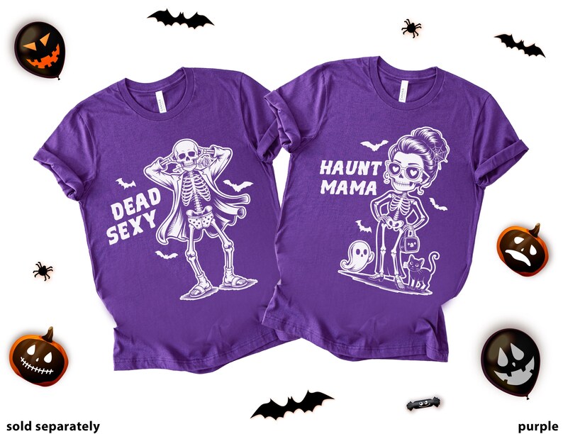 K&ouml;nnte beinhalten: Zwei lila T-Shirts mit Halloween-Skelett-Grafiken. Eines sagt "Dead Sexy" und zeigt ein Skelett in einem Mantel. Das andere sagt "Haunt Mama" und zeigt ein Skelett mit Handtasche und Katze. Halloween-Dekorationen umgeben die Shirts.