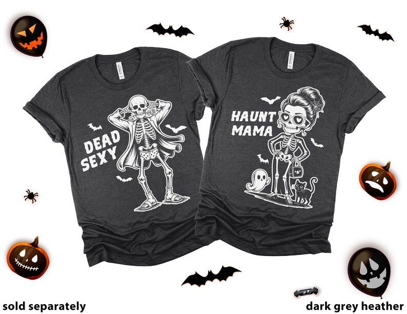 K&ouml;nnte beinhalten: Zwei dunkelgraue Heather-T-Shirts mit Halloween-Motiven. Eines zeigt ein Skelett und den Text "Dead Sexy". Das andere sagt "Haunt Mama" mit einer Skelettfrau, einem Geist und einer Katze. Halloween-Dekorationen umgeben die Shirts.