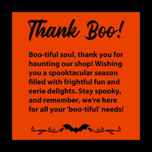 K&ouml;nnte beinhalten: Ein orangefarbenes Quadrat mit den Worten "Thank Boo!" in schwarzer Schrift. Der Text darunter lautet: "Boo-tiful soul, danke, dass du unseren Shop heimsuchst!" mit Halloween-W&uuml;nschen und einer Fledermaus-Illustration.