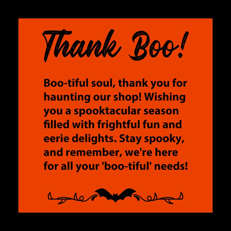 K&ouml;nnte beinhalten: Ein orangefarbenes Quadrat mit den Worten "Thank Boo!" in schwarzer Schrift. Der Text darunter lautet: "Boo-tiful soul, danke, dass du unseren Shop heimsuchst!" mit Halloween-W&uuml;nschen und einer Fledermaus-Illustration.