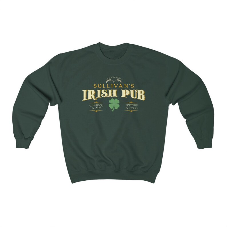 Puede incluir: Una sudadera de color verde oscuro con un dise&ntilde;o gr&aacute;fico dorado y blanco que dice "Sullivan's Irish Pub" con tr&eacute;boles y el texto "Whiskey & Ale" y "Friends & Food".