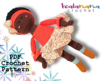 Puede incluir: Patrón de crochet PDF para una muñeca de piel morena que lleva un top coral y una falda beige y blanca. La muñeca tiene un lazo marrón en el pelo. El texto "koalamama crochet" está en la esquina superior derecha de la imagen.