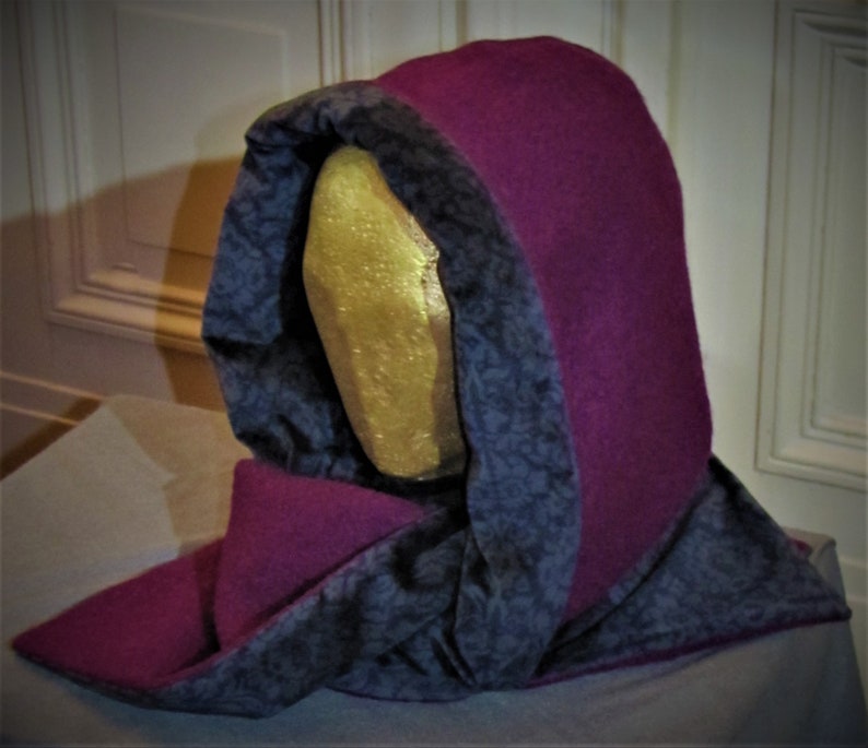 Upcycling Pflaumenrot Walkwolle/Samt Kapuzeschal Reversibel - Plum Red Wool and silk hood. Reversible.
