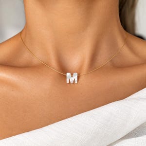 Collar con inicial personalizado, gargantilla con letras de concha, relleno de oro de 14 quilates, resistente al deslustre y al agua, regalo único hecho a mano para ella.