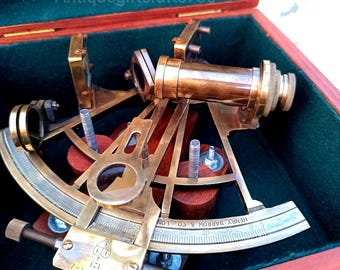 Een sextant in houten kist. – N.V. Veilinghuis