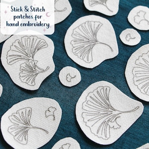 Puede incluir: Un conjunto de parches de tela blanca con contornos negros de hojas de ginkgo. Los parches están etiquetados "Stick & Stitch patches for hand embroidery".