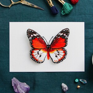 Afrikanischer Königin Monarchfalter Schmetterling 100 x 150, einrahmbarer Mini-Kunstdruck, originales handbesticktes Design, stationäres Geschenk für Kunstliebhaber