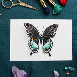Spicebush Schwalbenschwanz Schmetterling 100x150 einrahmbarer Mini Kunstdruck, Original handbesticktes Design, stationäres Geschenk für Kunstliebhaber