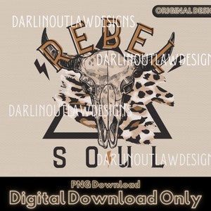 Può includere: Un design grafico scaricabile digitalmente che presenta un teschio di toro bianco e nero con uno sfondo a stampa leopardata. Il testo "Rebel Soul" è scritto in lettere marroni con un grafico a forma di fulmine. Il testo "Darlin Outlaw Designs" appare nell'angolo in alto a destra e nell'angolo in basso a destra dell'immagine.