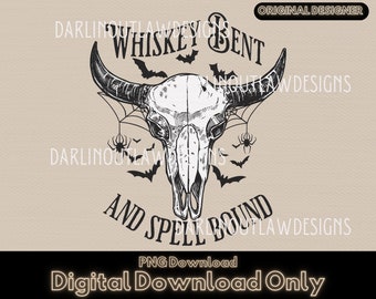 Puede incluir: Ilustración en blanco y negro de un cráneo de toro con murciélagos y telarañas a su alrededor. El texto "Whiskey Bent and Spellbound" está escrito debajo del cráneo.