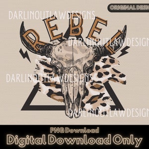 Può includere: Download digitale di un design grafico con un teschio di toro con corna, uno sfondo a stampa leopardata e la parola "REBEL" in lettere marroni. Il design è posizionato su un triangolo nero.