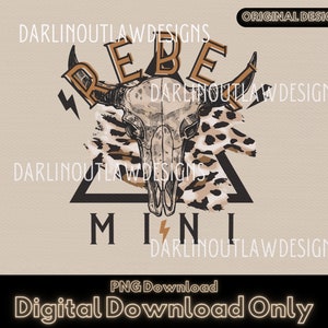 Può includere: Un design scaricabile digitalmente che presenta un teschio in bianco e nero con corna, uno schema a stampa leopardata e le parole "Rebel Mini" in forma di triangolo.