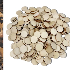 Peut inclure: Un grand tas de petits disques ronds en bois non finis. Les disques sont de couleur beige clair avec un grain de bois naturel. Les bords des disques sont visibles, montrant l'épaisseur du bois. L'image est sur fond blanc.