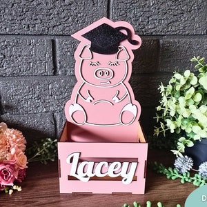 Schwein Graduation Crate svg, personalisierte Graduation Box svg, Cute Pig Box Digital Download, Glowforge Bereit Laser Cut Datei, kommerzielle Nutzung