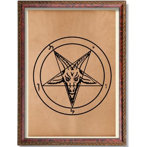 Puede incluir: Obra de arte enmarcada que presenta un pentagrama negro con una cabeza de cabra dentro de un círculo, sobre un fondo beige. El marco es de madera oscura con un borde dorado. La obra es un símbolo del ocultismo.
