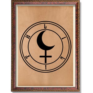 Puede incluir: Obra de arte enmarcada con un símbolo negro sobre un fondo marrón claro. El símbolo incluye una luna creciente sobre una forma de cruz, rodeada por un círculo con las letras "H", "L", "U" e "I". El marco es marrón con un borde dorado decorativo.