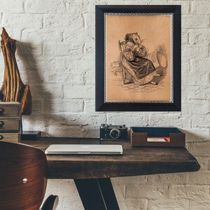 K&ouml;nnte beinhalten: Ein gerahmter Vintage-Druck zeigt eine Maus in historischer Kleidung, die auf einem Stuhl sitzt und liest. Der schwarze Rahmen hat einen strukturierten Rand und einen silbernen Innenrand. Das Kunstwerk wird an einer wei&szlig;en Backsteinmauer &uuml;ber einem Holztisch ausgestellt.