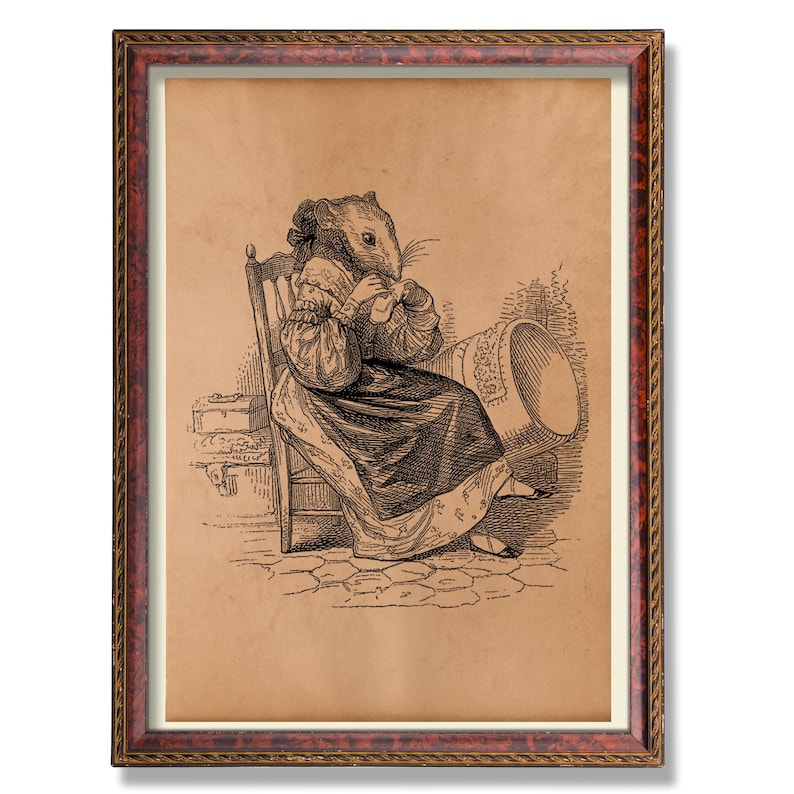 K&ouml;nnte beinhalten: Gerahmter Vintage-Druck mit einer mausartigen Figur in historischer Kleidung, die sitzt und n&auml;ht. Das Schwarz-Wei&szlig;-Kunstwerk befindet sich vor einem beigefarbenen Hintergrund und ist in einem dunklen Holzrahmen mit dekorativem Rand gerahmt.