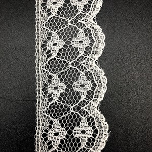 Vintage 1.25 inch Wide Beige Scalloped Lace Trim