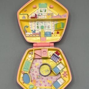 1992 Vintage Bluebird Polly Pocket-Polly in her Nursery