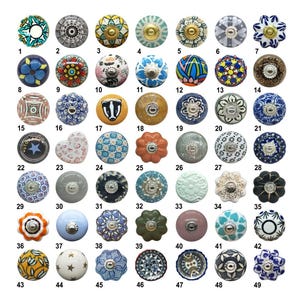 Op de afbeelding: Een verzameling van 49 decoratieve kastknoppen in diverse ontwerpen en kleuren. De knoppen hebben bloemen-, geometrische en abstracte patronen, met tinten blauw, geel en wit. Elke knop heeft een diameter van ongeveer 3,8 cm.