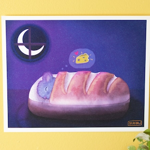 Puede incluir: Una ilustración de acuarela de un pequeño ratón gris durmiendo dentro de una hogaza de pan. El ratón está soñando con un trozo de queso. El fondo es de color morado oscuro con una luna creciente en la esquina superior izquierda.