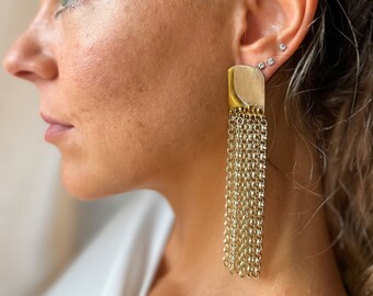 Handgemaakte lange gouden kwast oorbellen Fringe Drop Oorbellen Lichtgewicht Fringe gouden oorbellen in gerecycled plastic Statement Fringe oorbellen