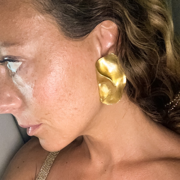 Handgefertigte große Gold-Statement-Ohrringe, geometrische Gold-Ohrstecker, nachhaltige, leichte Ohrringe, Ohrringe mit Clips aus recyceltem Kunststoff, DUNES-Ohrringe