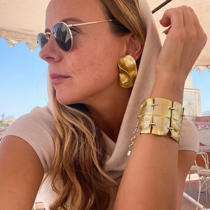 Handgemaakte grote gouden statement oorbellen Geometrische gouden studs Duurzame lichtgewicht oorbellen Gerecycleerde plastic clips Oorbellen DUNES Oorbellen afbeelding 2