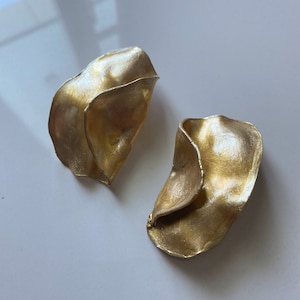 Handmade Large Gold Statement Earrings Geometric Gold Studs Sustainable Lightweight Earrings Recycled Plastic Clips Earrings DUNES Earrings zdjęcie 3