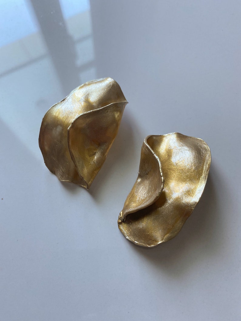 Handgemaakte grote gouden statement oorbellen Geometrische gouden studs Duurzame lichtgewicht oorbellen Gerecycleerde plastic clips Oorbellen DUNES Oorbellen afbeelding 3