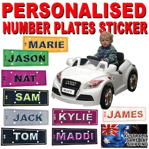 Puede incluir: Pegatinas de placas de matrícula personalizadas para coches de juguete para niños. Las pegatinas presentan varios nombres como Marie, Jason, Nat, Sam, Jack, Kylie, James, Tom y Maddi. Las pegatinas son de diferentes colores y estilos.