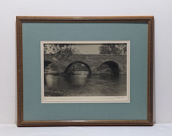 Ancienne impression photographique en noir et blanc du pont ferroviaire en arc au-dessus de la rivière/Signé/daté/encadré et sous verre/prêt à accrocher/Schantz 1927