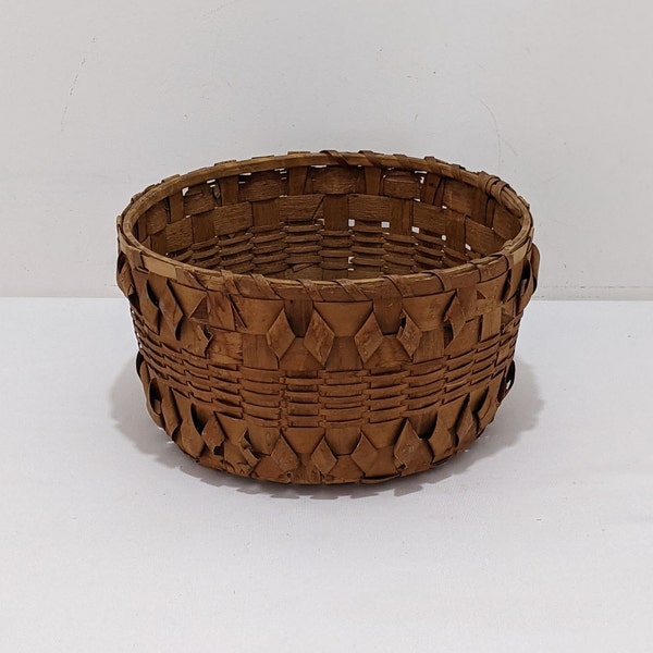 Antique Northern Atlantic Native American Abenaki/Mi'kmaq Round Ash Basket, with Curlicue/Cowis work Early 20th Century.