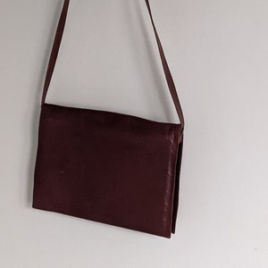 Cartera de mano vintage Lesanddra Buttery Soft Brandy de piel con correa desmontable. Tres compartimentos interiores con cremallera.
