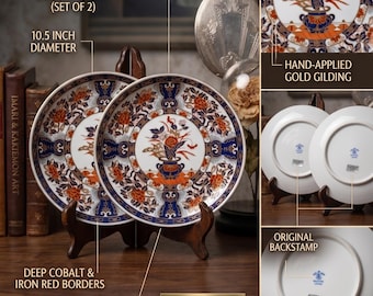 Può includere: Un set di due piatti abbinati dal diametro di 26,7 cm con motivi floreali in stile Imari in blu cobalto profondo e rosso ferro, con dorature applicate a mano. Il retro presenta un marchio originale e un adesivo UCGC Japan.