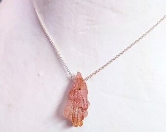 Colgante de kunzita en bruto: collar con cadena de plata de ley