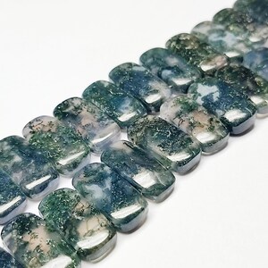Peut inclure: Collection de perles rectangulaires en agate mousse. Les perles sont un mélange de couleurs blanc translucide, vert et vert-bleu. Chaque perle mesure environ 2 cm de long.
