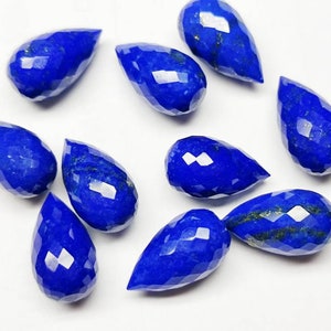 Könnte beinhalten: Zehn facettierte tropfenförmige Lapislazuli-Edelsteinkugeln in tiefem Blau.