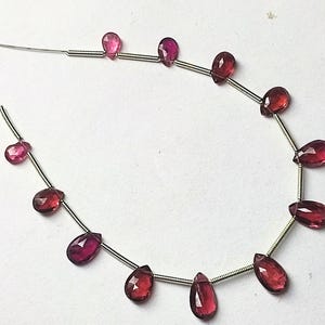 Briolette de rubí natural facetado en forma de pera, tamaño de 4 x 6 mm a 6 x 10 mm, tira de 12 piezas, piedras semipreciosas para joyería.