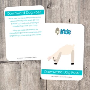Peut inclure: Une carte blanche avec du texte bleu qui dit "Downward Dog Pose" et des instructions sur la fa&ccedil;on de faire la pose. Un lama de dessin anim&eacute; est montr&eacute; en train de faire la pose sur une carte blanche avec du texte bleu qui dit "Downward Dog Pose" et le logo "Kids".