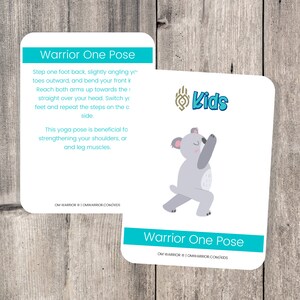 Peut inclure: Une carte de pose de yoga imprimable repr&eacute;sentant un koala de dessin anim&eacute; d&eacute;montrant la pose du guerrier un. La carte a un sch&eacute;ma de couleurs bleu et turquoise et comprend des instructions pour la pose. Le texte sur la carte indique "Warrior One Pose" et "OM WARRIOR | OMWARRIOR.COM/KIDS".