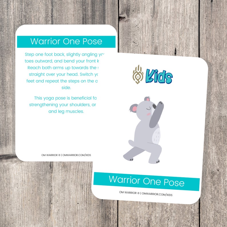 Peut inclure: Une carte de pose de yoga imprimable repr&eacute;sentant un koala de dessin anim&eacute; d&eacute;montrant la pose du guerrier un. La carte a un sch&eacute;ma de couleurs bleu et turquoise et comprend des instructions pour la pose. Le texte sur la carte indique "Warrior One Pose" et "OM WARRIOR | OMWARRIOR.COM/KIDS".