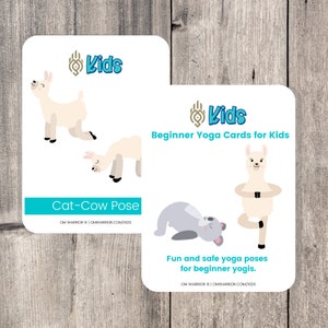 Peut inclure: Deux cartes illustr&eacute;es pour les poses de yoga pour enfants. La premi&egrave;re carte montre un lama en position de vache-chat. La deuxi&egrave;me carte montre un lama en position d'arbre et un koala en position de chien t&ecirc;te en bas. Le texte sur les cartes indique "Kids Beginner Yoga Cards for Kids" et "Fun and safe yoga poses for beginner yogis."